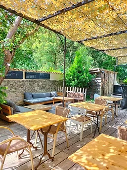 Terrasse de la guinguette sous la tonnelle
