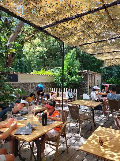 Tables de la guinguette animées à l'heure du déjeuner