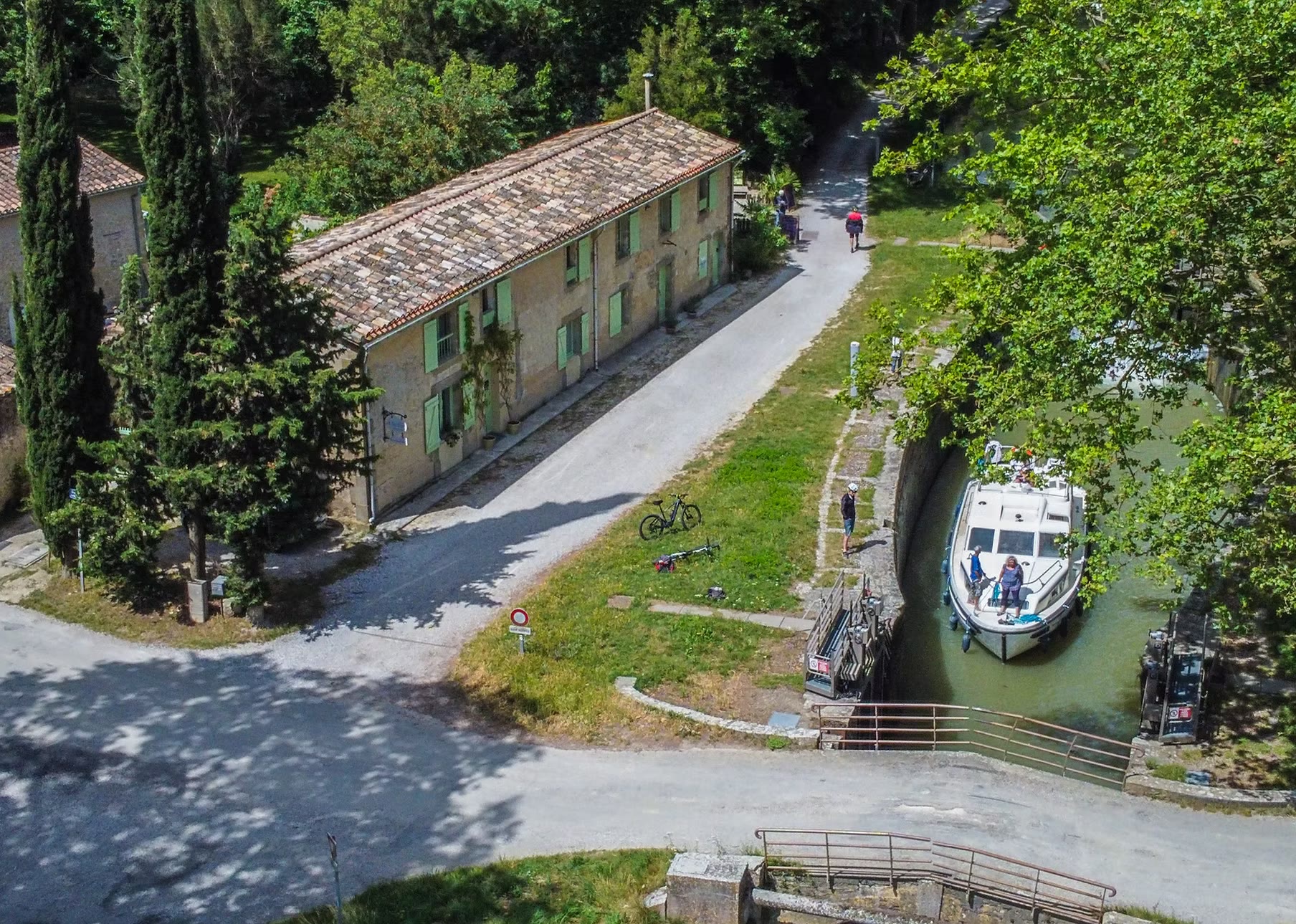 Vue aérienne de la maison, de l'écluse et d'une péniche sur le Canal du Midi