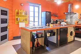 Cuisine partagée aux murs orange de La Bonne Planque